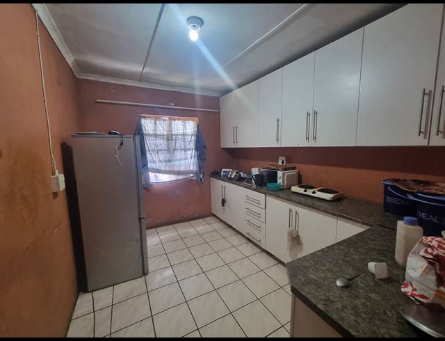 7 BEDROOM HOUSE FOR SALE IN NGWELEZANA